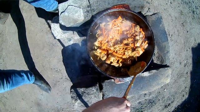 Рагу в казане с мясом и овощами смотреть онлайн