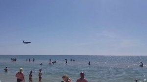 Самолёт Ил 76 низко над пляжем в  Кирилловке 14.06.18