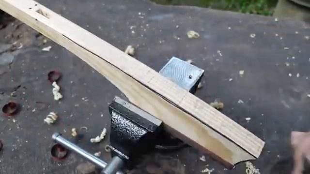 Самодельная рогатка с ложечным спусковым крючком смотреть онлайн