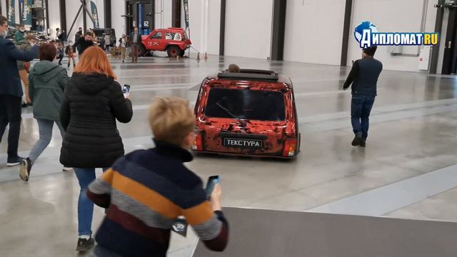 Самая низкая машина в мире (iling show)