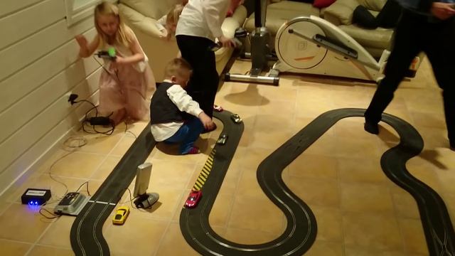 Wireless slotcar racing by Slotcarsolutions! смотреть онлайн