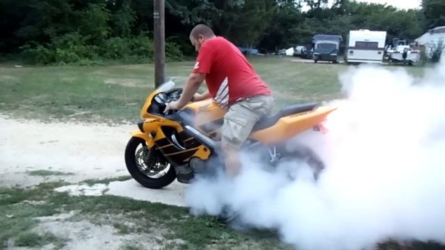1999 Honda CBR 600 F4 Burnout смотреть онлайн