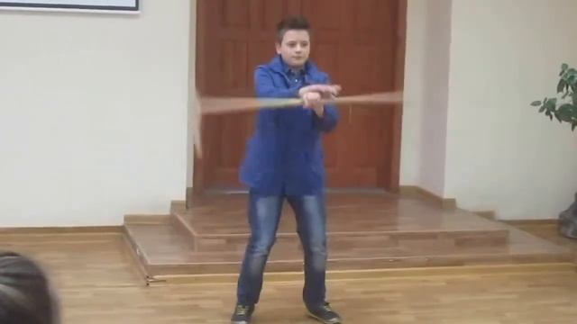 парень танцует смотреть онлайн