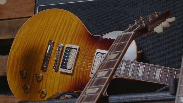 Chucksclusive Gibson Custom Shop Les Pauls in Lemon Tobacco Fade смотреть онлайн