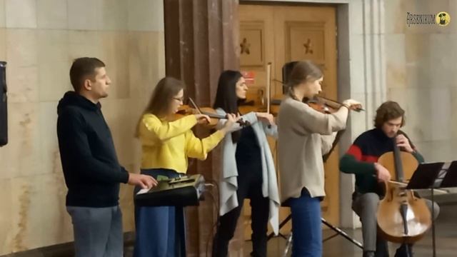 Прекрасная и печальная мелодия в залах старого метро (играет «Moon Eclipse») смотреть онлайн