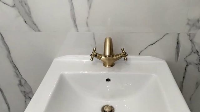 Ванна РОКО и умывальник в санузле смотреть онлайн