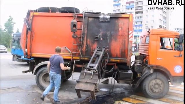 Мусоровоз перевернулся в Комсомольске после столкновения с автобусом смотреть онлайн