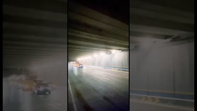 В Ташкенте автомобили свадебного кортежа совершили опасные маневры в туннеле смотреть онлайн