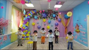 Танец с газетами от мальчиков Академии игр