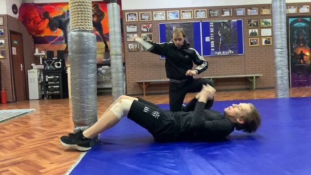 Жёсткая тренировка на пресс / Harsh abs exercises смотреть онлайн