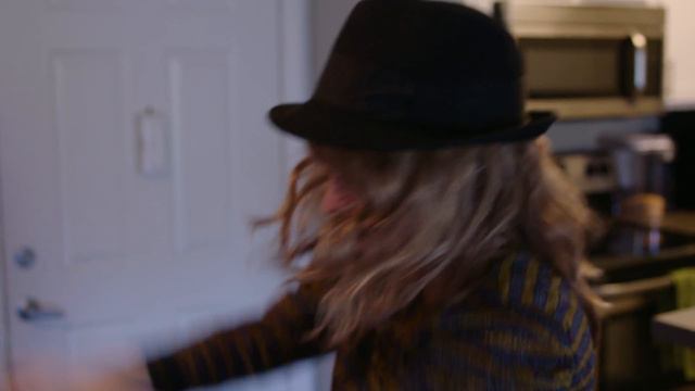 Kim Kardashian delivers valentine to Taylor Swift смотреть онлайн