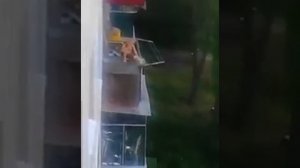 Жесть,  ребенок чуть не упал с 3го этажа