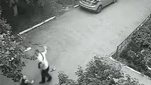 В Тюмени двое неизвестных полегли в схватке со шлагбаумом.? смотреть онлайн