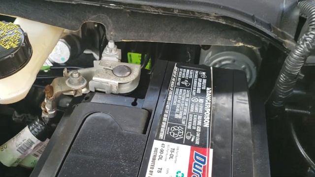 How to: Remove a Battery from a 2014 Ford Fusion смотреть онлайн