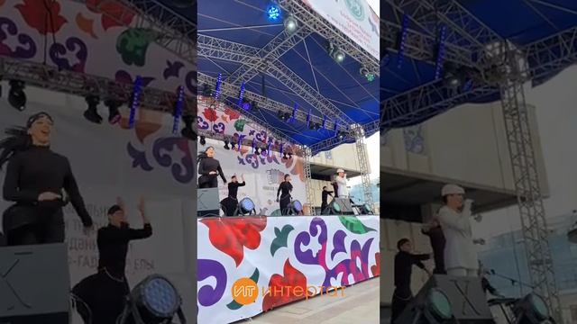 Камал театры каршысында узучы "Уйнагыз, гармуннар!" халык иҗаты фестивалендә Илсөя Бәдретдинова смотреть онлайн