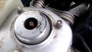 Как проверить опорный подшипник передней стойки.