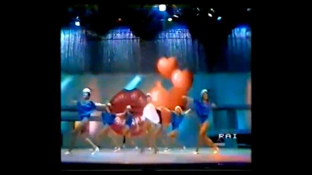 RAFFAELLA CARRA' -  DAMMI UN BACIO [1982]