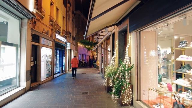 TREVISO (night) Walking tour in 4k - Italy virtual city walk смотреть онлайн