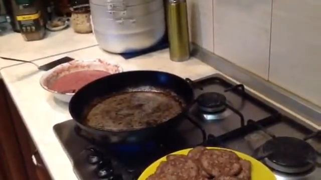 Юный повар жарит печеночные блинчики , 2015 смотреть онлайн