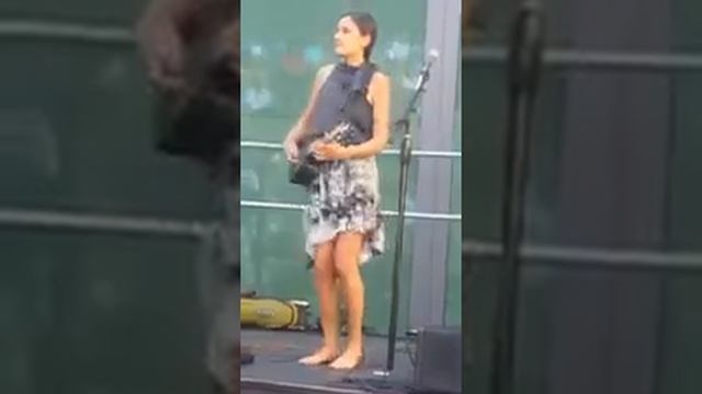Вот это игра! Девушка играет на гитаре. смотреть онлайн