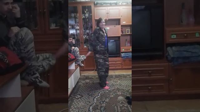 Бабулька танцует ей 61год смотреть онлайн