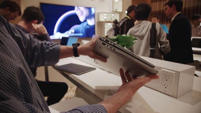 Samsung's Book 9 laptops are ridiculously light — CES 2016 смотреть онлайн