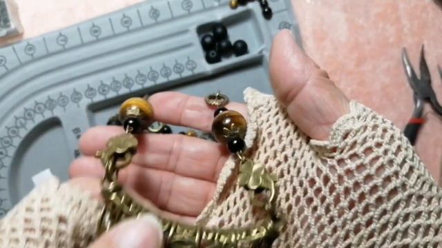 Готовлюсь к выставке. Украшение с тигровый глазом и бронзовой фурнитурой. смотреть онлайн