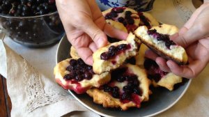 Творожные ватрушки с черной смородиной