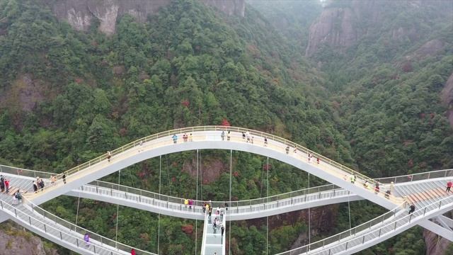 Aerial view of Ruyi Bridge in Shenxianju Scenic Area смотреть онлайн
