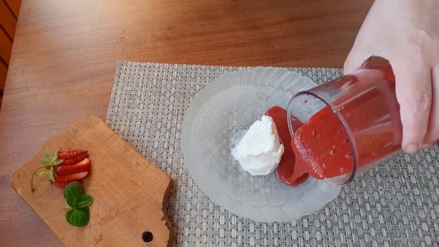 Клубничный суп. Великолепный десерт. Мороженое и пряная клубника. То что надо