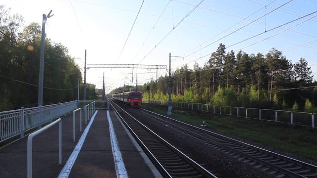 На закате дня в Ушково - отправление электропоезда ЭТ2М-067 в Выборг смотреть онлайн