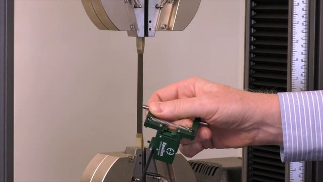 Transverse extensometer installation on a composite specimen to measure Poisson’s ratio (Model 3575 смотреть онлайн