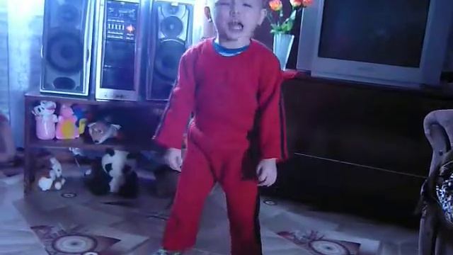 Смотреть Всем!Ребенок отрывается танцуя.