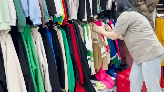 ПОВСЕДНЕВНАЯ ОДЕЖДА У АЛИИ? КУРТКИ| ТОЛСТОВКИ| КОСТЮМЫ|? ТК.САДОВОД. МОСКВА смотреть онлайн