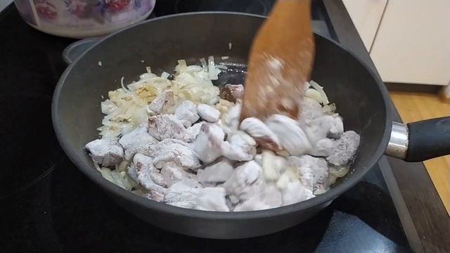 Печень в горшочках. Субпродукты в горшочках. + Отварной картофель с зеленью. смотреть онлайн