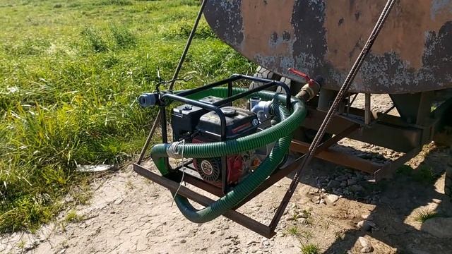 Как мы ПОЛИВАЕМ наши поля при помощи МТЗ-80, БОЧКИ и МОТОПОМПЫ WEIMA water pump WMQGZ50-30 смотреть онлайн