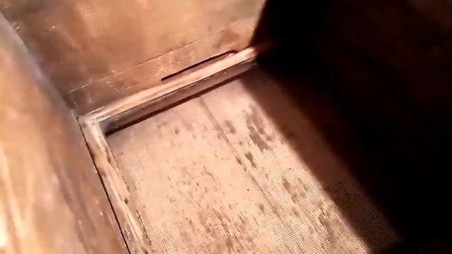 Как переделать улей со сплошным(глухим) дном на противоварроатозную сетку и остаться на сплошном дн смотреть онлайн