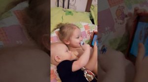 Наш карапуз решил отучить сестренку сосать соску😆