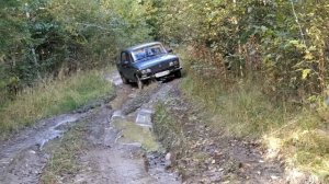 Жигули на шипованной резине по грязи.