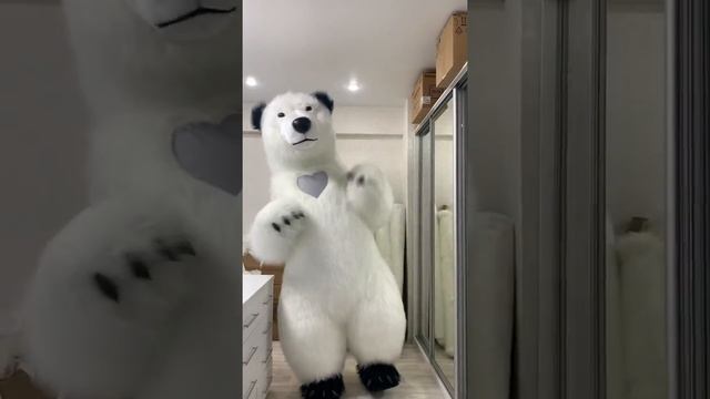 Костюм белого медведя с чёрными ушками и чёрными лапками￼ смотреть онлайн