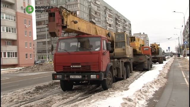 Коммунальщикам из-за припаркованных машин не удалось полностью убрать от снега ул. Фрязиновскую смотреть онлайн