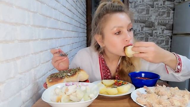 мукбанг картошка// тушенка//сало//как я начала пробовать пирожки. смотреть онлайн