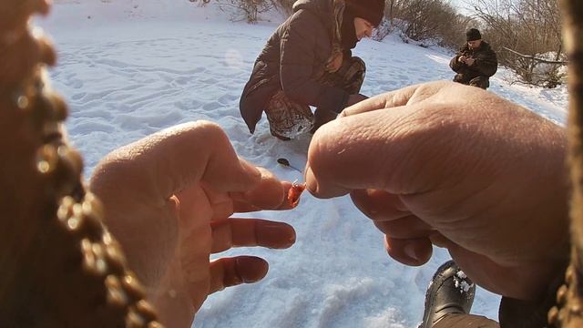 Стоит ОКУНЬ, долбит ЁРШ! Зимняя рыбалка на малой речке смотреть онлайн