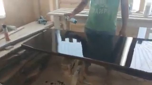 Слэб из дерева, покрытый черной эпоксидной смолой. Стол со слэба смотреть онлайн