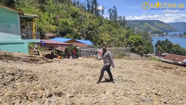 Gereja dan Rumah Penduduk Diterjang Longsor di Parapat смотреть онлайн