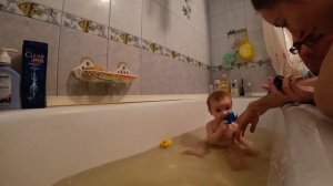 Первый раз ребенок сидит в ванне! / Играем / Тренируюсь в зале