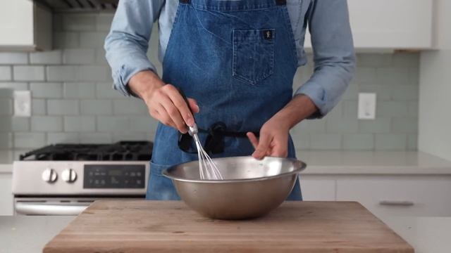 JUMBO MUFFINS 3 WAYS (No Mixer Required + Secret Ending) смотреть онлайн