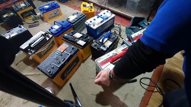 Как обслужить аккумулятор без пробок и измерить в нём плотность электролита. смотреть онлайн