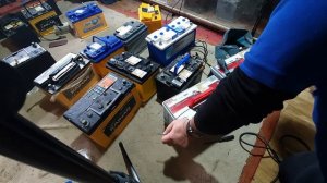 Как обслужить аккумулятор без пробок и измерить в нём плотность электролита.