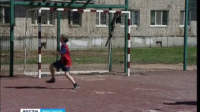Новым спортплощадкам в Дзержинском районе Ярославля уже требуется ремонт смотреть онлайн